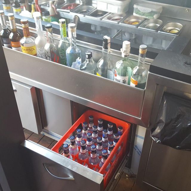 cesta con botellas